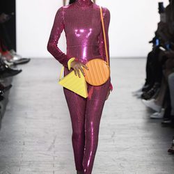 Mono rosa metalizado de Jeremy Scott primavera/verano 2017 en la Semana de la Moda de Nueva York