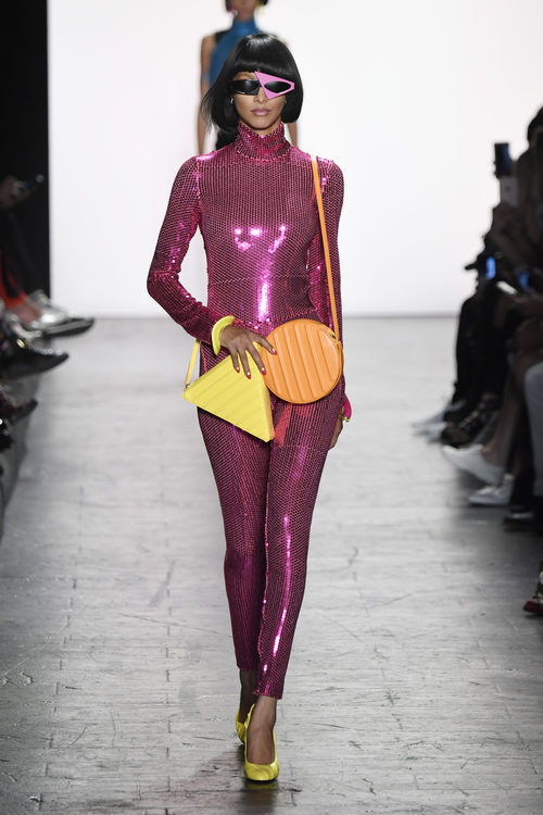 Mono rosa metalizado de Jeremy Scott primavera/verano 2017 en la Semana de la Moda de Nueva York