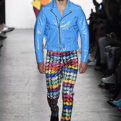 Chaqueta de charol de Jeremy Scott primavera/verano 2017 en la Semana de la Moda de Nueva York