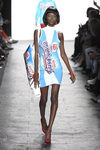 Vestido serigrafiado de Jeremy Scott primavera/verano 2017 en la Semana de la Moda de Nueva York