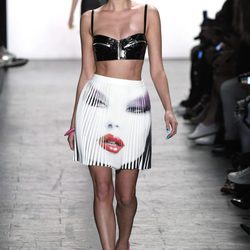 Falda de tablas de Jeremy Scott primavera/verano 2017 en la Semana de la Moda de Nueva York