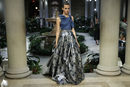 Vestido metalizado de Carolina Herrera primavera/verano 2017 en la Semana de la Moda de Nueva York