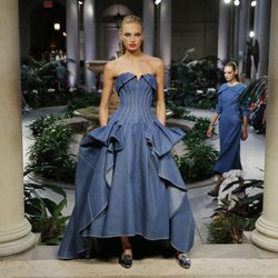 Vestido denim de Carolina Herrera primavera/verano 2017 en la Semana de la Moda de Nueva York