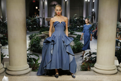 Vestido denim de Carolina Herrera primavera/verano 2017 en la Semana de la Moda de Nueva York