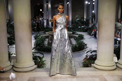 Vestido plateado de Carolina Herrera primavera/verano 2017 en la Semana de la Moda de Nueva York