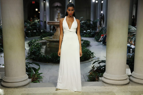 Vestido blanco de Carolina Herrera primavera/verano 2017 en la Semana de la Moda de Nueva York