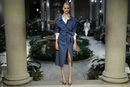 Gabardina denim de Carolina Herrera primavera/verano 2017 en la Semana de la Moda de Nueva York