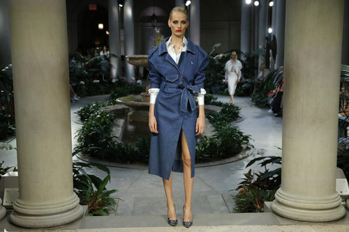 Gabardina denim de Carolina Herrera primavera/verano 2017 en la Semana de la Moda de Nueva York