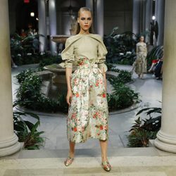 Pantalones de flores de Carolina Herrera primavera/verano 2017 en la Semana de la Moda de Nueva York