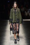 Chaqueta verde militar de Coach primavera/verano 2017 en la Semana de la Moda de Nueva York