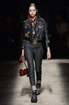 Vaqueros oscuros de Coach primavera/verano 2017 en la Semana de la Moda de Nueva York