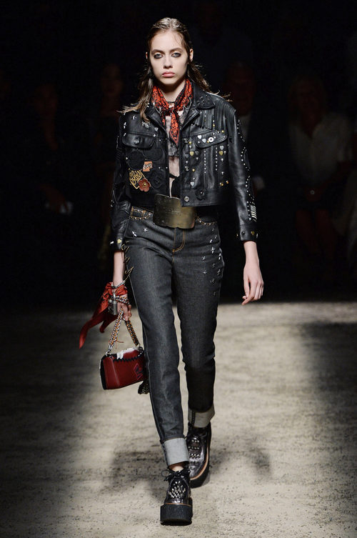 Vaqueros oscuros de Coach primavera/verano 2017 en la Semana de la Moda de Nueva York
