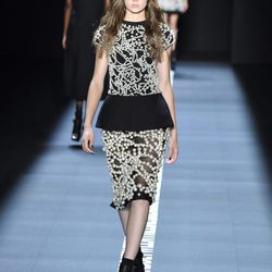 Vestido negro con pedrería de Vera Wang primavera/verano 2017 en la Semana de la Moda de Nueva York