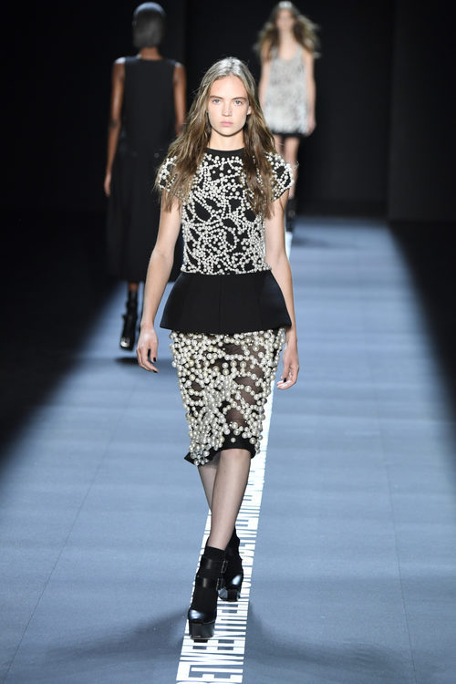 Vestido negro con pedrería de Vera Wang primavera/verano 2017 en la Semana de la Moda de Nueva York