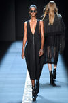 Vestido negro de Vera Wang primavera/verano 2017 en la Semana de la Moda de Nueva York