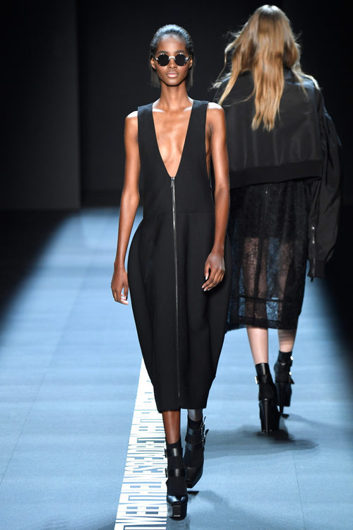 Vestido negro de Vera Wang primavera/verano 2017 en la Semana de la Moda de Nueva York