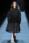 Bomber negra de Vera Wang primavera/verano 2017 en la Semana de la Moda de Nueva York