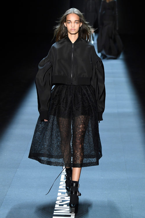 Bomber negra de Vera Wang primavera/verano 2017 en la Semana de la Moda de Nueva York