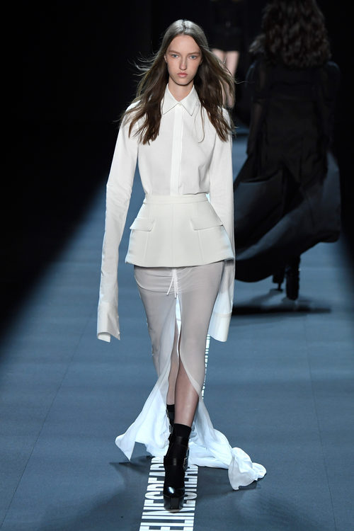 Chaqueta blanca de Vera Wang primavera/verano 2017 en la Semana de la Moda de Nueva York