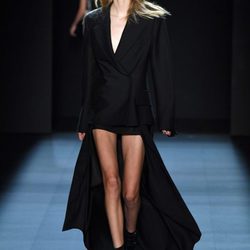 Americana negra de Vera Wang primavera/verano 2017 en la Semana de la Moda de Nueva York