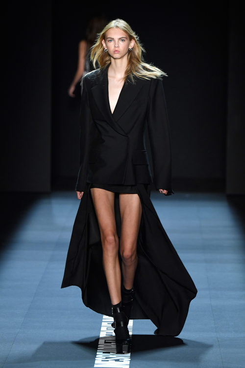 Americana negra de Vera Wang primavera/verano 2017 en la Semana de la Moda de Nueva York