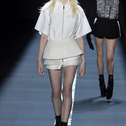 Shorts y camisa de Vera Wang primavera/verano 2017 en la Semana de la Moda de Nueva York