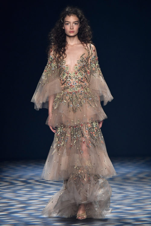Vestido bordado de Marchesa primavera/verano 2017 en la Semana de la Moda de Nueva York