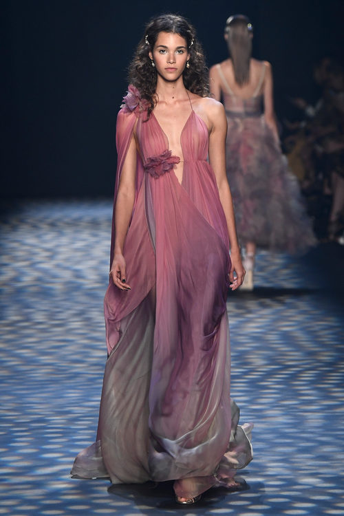 Vestido rosa de Marchesa primavera/verano 2017 en la Semana de la Moda de Nueva York