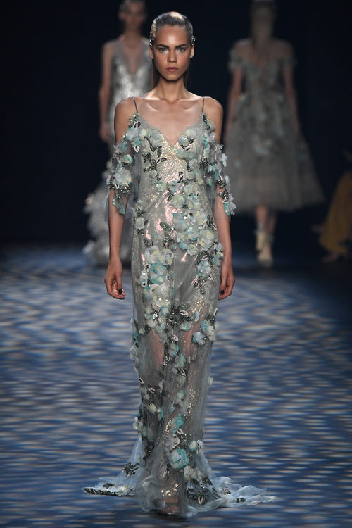 Vestido de flores de Marchesa primavera/verano 2017 en la Semana de la Moda de Nueva York