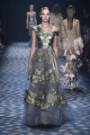 Vestido metalizado de Marchesa primavera/verano 2017 en la Semana de la Moda de Nueva York