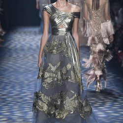 Vestido metalizado de Marchesa primavera/verano 2017 en la Semana de la Moda de Nueva York