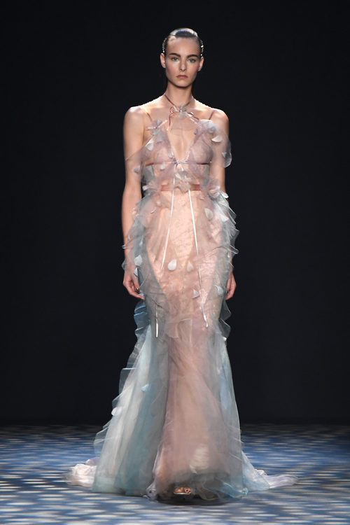 Vestido rosa cuarzo de Marchesa primavera/verano 2017 en la Semana de la Moda de Nueva York