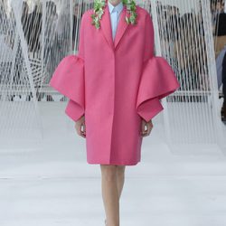 Abrigo rosa fucsia de Delpozo primavera/verano 2017 en la Semana de la Moda de Nueva York
