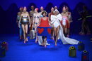 Agatha Ruiz de la Prada en el carrusel final de su colección primavera/verano 2016 en Madrid Fashion Week