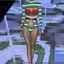Traje de baño a rayas de Andrés Sardá primavera/verano 2017 en la Semana de la Moda de Madrid