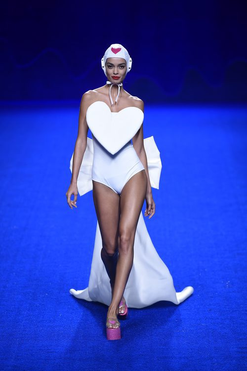 Bañador blanco de la colección primavera/verano 2017 de Agatha Ruiz de la Prada en Madrid Fashion Week