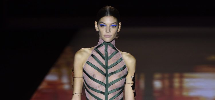 Vestido con forma de hoja de Andrés Sardá primavera/verano 2017 en la Semana de la Moda de Madrid