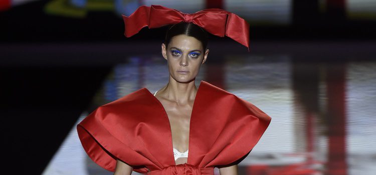 Lazo rojo de Andrés Sardá primavera/verano 2017 en la Semana de la Moda de Madrid