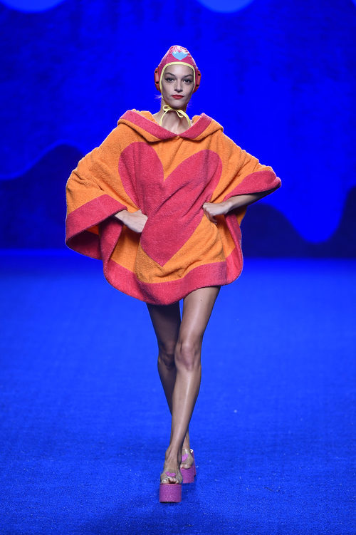 Poncho albornoz de la colección primavera/verano 2017 de Agatha Ruiz de la Prada en Madrid Fashion Week