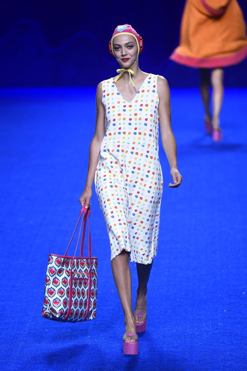 Vestido de lunares de la colección primavera/verano 2017 de Agatha Ruiz de la Prada en Madrid Fashion Week
