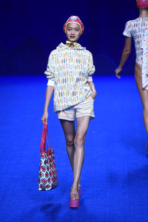 Sudadera de tablas de surf de la colección primavera/verano 2017 de Agatha Ruiz de la Prada en Madrid Fashion Week