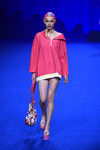 Chubasquero fucsia de la colección primavera/verano 2017 de Agatha Ruiz de la Prada en Madrid Fashion Week