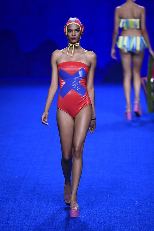 Bañador rojo de la colección primavera/verano 2017 de Agatha Ruiz de la Prada en Madrid Fashion Week