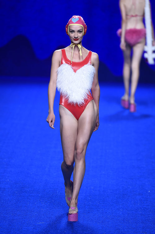 Bañador rojo con corazón blanco de la primavera/verano 2017 de Agatha Ruiz de la Prada en Madrid Fashion Week