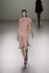 Vestido rosa transparente de Roberto Torreta primavera/verano 2017 en Madrid Fashion Week