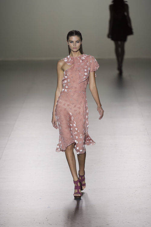 Vestido rosa transparente de Roberto Torreta primavera/verano 2017 en Madrid Fashion Week