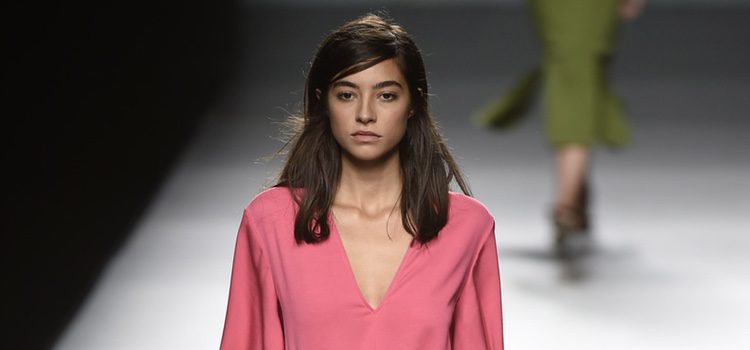 Vestido rosa de Ángel Schlesser primavera/verano 2017 en Madrid Fashion Week