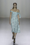 Vestido blanco de lunares de la colección primavera/verano 2017 de Roberto Torretta en Madrid Fashion Week