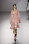 Vestido rosa con vuelo de Roberto Torreta primavera/verano 2017 en Madrid Fashion Week