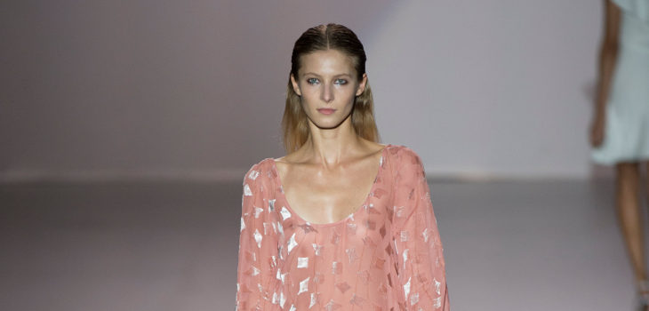 Vestido rosa con vuelo de Roberto Torreta primavera/verano 2017 en Madrid Fashion Week